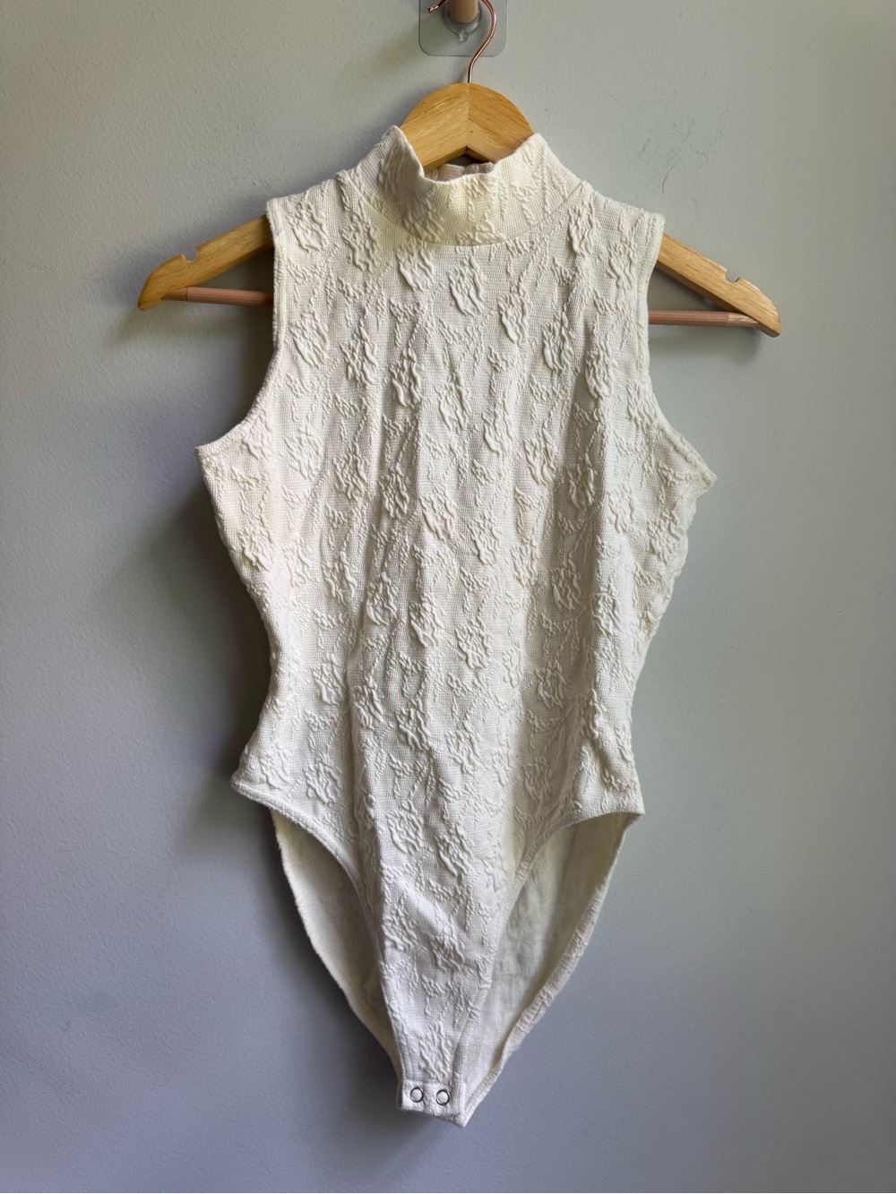 Betty Blue EUC Womens Cream Embossed Textured Mock Neck Bodysuit Grandmillenial
